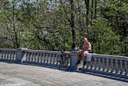 montreal-quebec-street-scenes-montrealers-on-streets-at-mount-royal-chalet-at-table-05.jpg